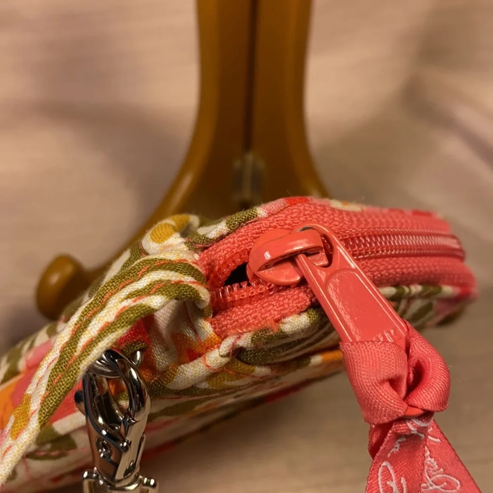 Vera Bradley almost NEW wristlet/wallet - Picture 7 of 15